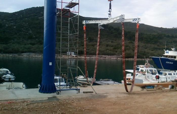 Stupna konzolna dizalica za marine montirana na obali